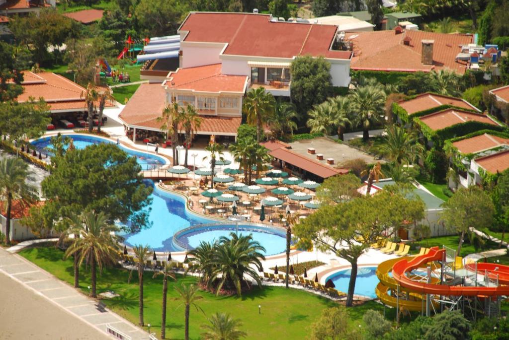 Семейный отель Club Boran Mare Beach 5 звезд в Гёйнюке, Кемер — бассейны и водные горки на первой береговой линии